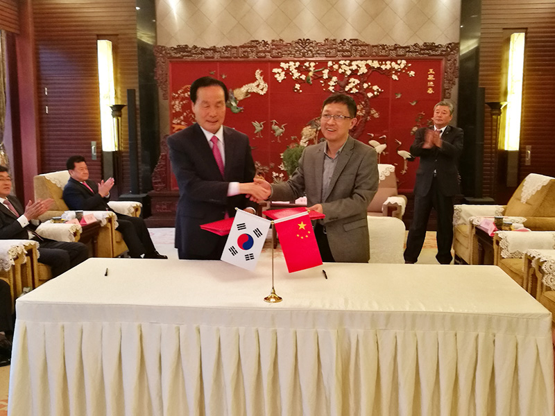 汤主任与义城郡郡守签订友好交流意向书.JPG