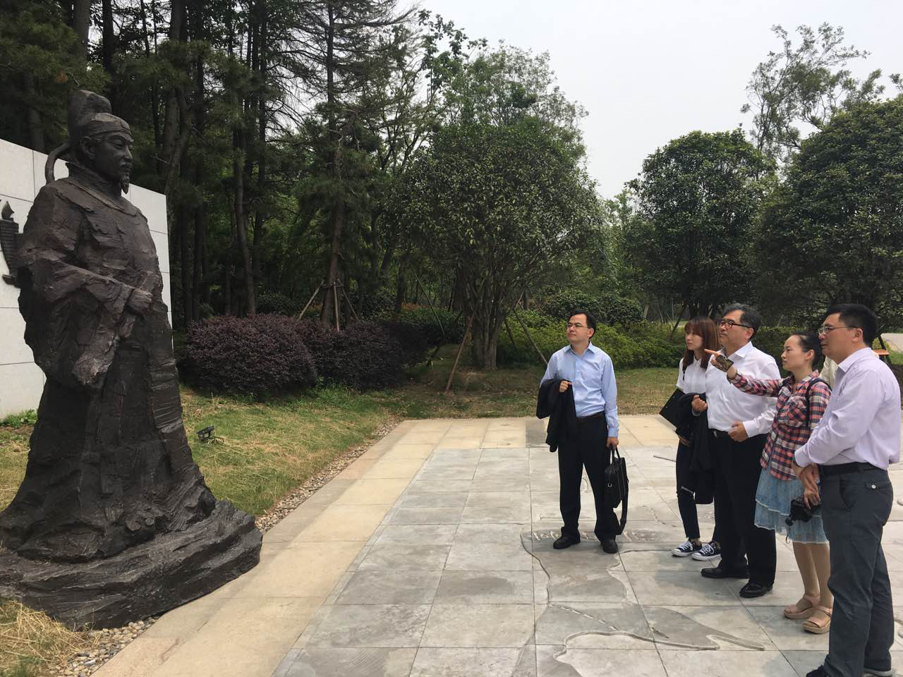 韩国驻沪总领事卞永台一行参观崔志远纪念馆.png