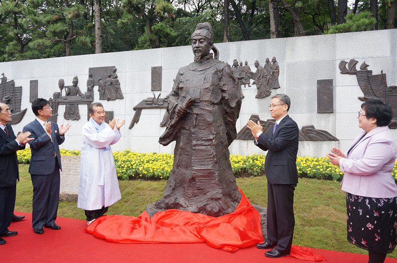 崔氏中央宗亲会来扬举行祭享先祖崔致远2_副本.jpg